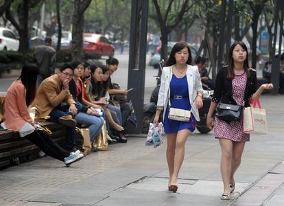 女子发现家门锁上被贴了“磁铁”